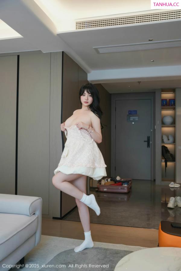   [XiuRen]高清写真图 2025.09.05 No.10734 软情 浅色连衣短裙第41张图片